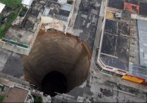 Guatemala-City-sinkhole.jpg