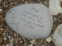 piedra con poema escrito.jpg