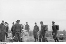 m Russland__Luftwaffensoldaten_bei_Essensausgabe_07e441e8-736b-4294-b366-f9730314e6be_grande.jpg