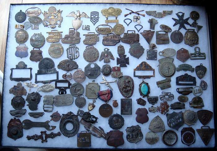 1 Red 20 Divided Display Case Metal Detecting Finds Buttons Badge Buckle Broach 