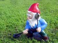 metal_detecting_gnome.jpg