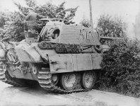 04c3Panther_tank_number_421_with_zimmerit_1944.jpg
