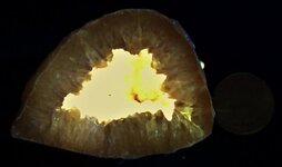 Oco Ocho Geode, Rio Grande do Sul State, South Brazil, US quarter for scale, LW 365nm.JPG