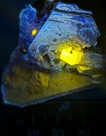 Fluorapatite on mica and feldspar, Pakistan, MW 310nm.jpg