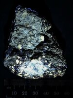 Scheelite ore, east of Tucson, in Cochise Co., AZ, LW 365nm.jpg