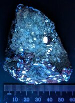Scheelite ore, east of Tucson, in Cochise Co., AZ, SW 254nm.jpg